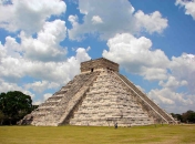 800px-Chichen-Itza-Castillo-Seen-From-East